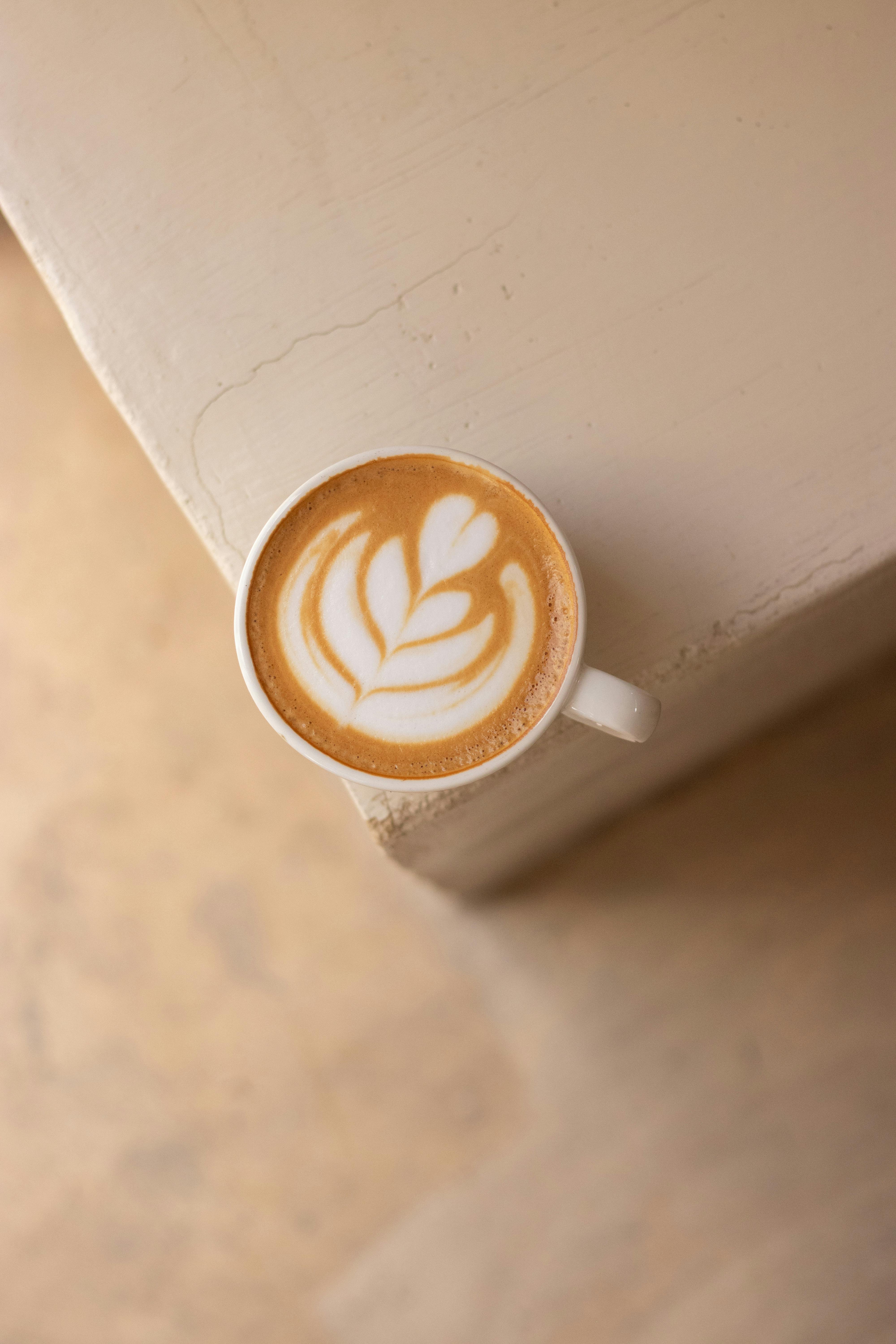 Kaffee auf Tisch - Hintergrund